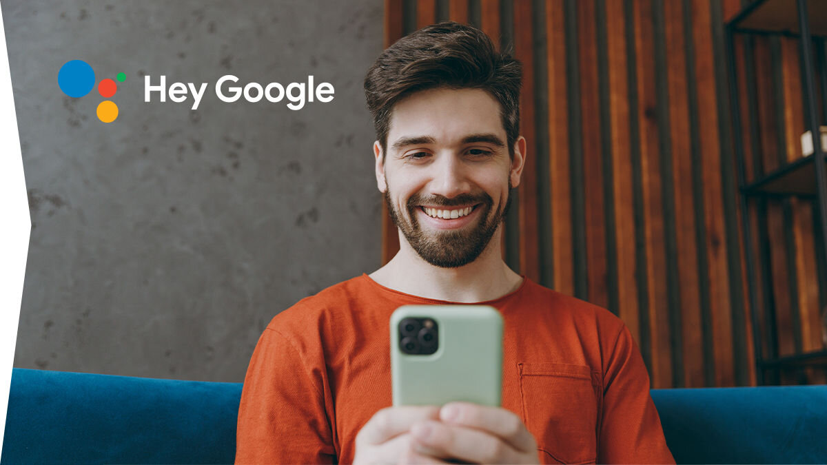 Telewizor SHARP 32HF3865E Asystent Google sterowanie głosem, osoba z telefonem w ręku