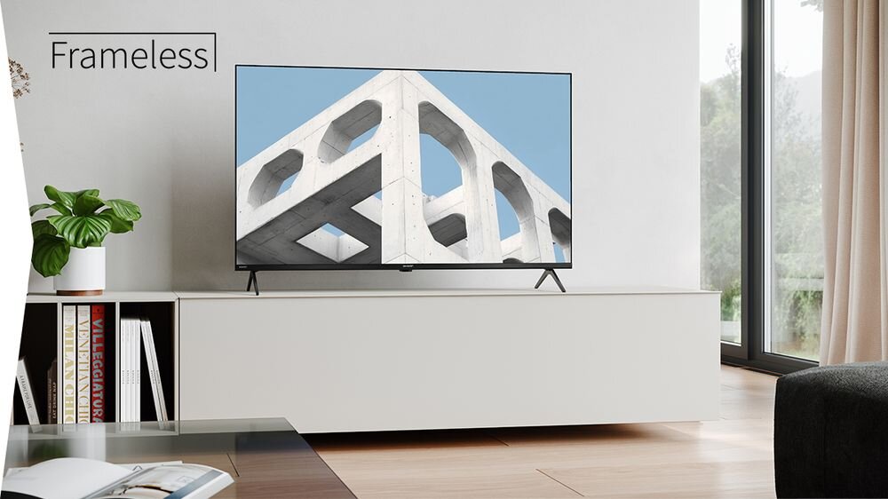 Telewizor SHARP 55HM5745E bezramkowy design smukłe nóżki, telewizor stojący na komodzie w pomieszczeniu