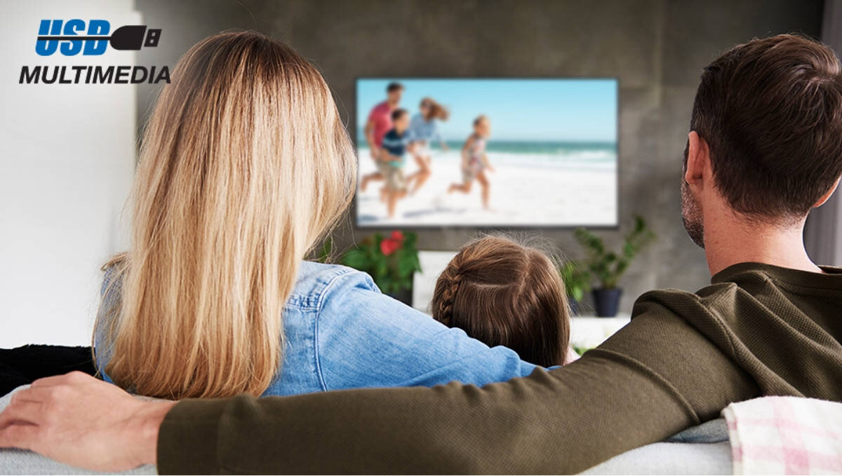 SHARP 65HP5765E dwóm wejściom USB-A pamięć zewnętrzną myszkę i klawiaturę - telewizor na ścianie, rodzina oglądająca go