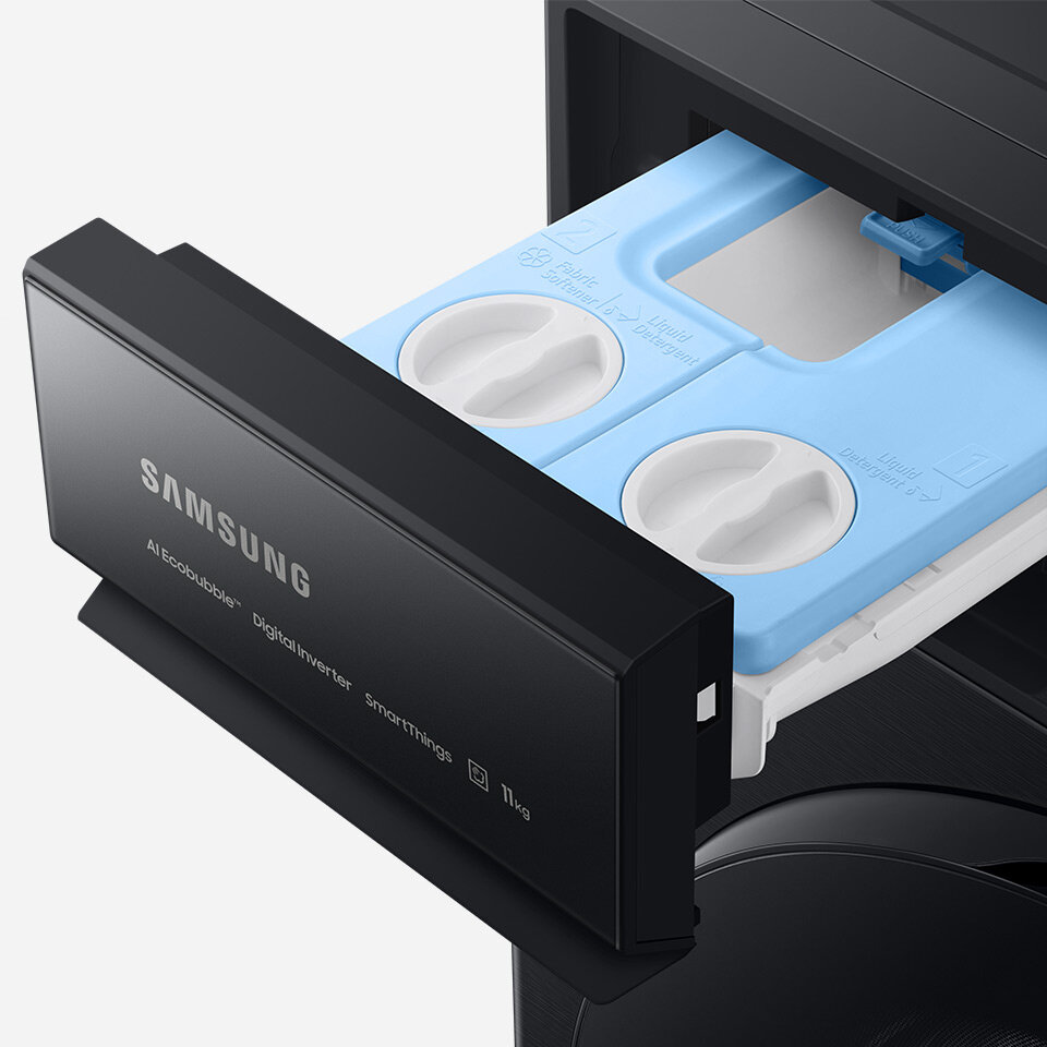 Dwa zdjęcia szuflady na detergenty wykonanej w technologii Stay Clean pokazuje wygodę zastosowanego w pralce Samsung automatycznego dozownika środków do prania Dwa zdjęcia szuflady na detergenty wykonanej w technologii Stay Clean pokazuje wygodę zastosowanego w pralce Samsung automatycznego dozownika środków do prania