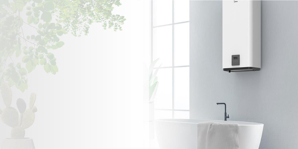 Na obrazie widoczny jest biały bojler elektryczny zamontowany na ścianie nad umywalką. W tle znajduje się okno oraz rośliny.