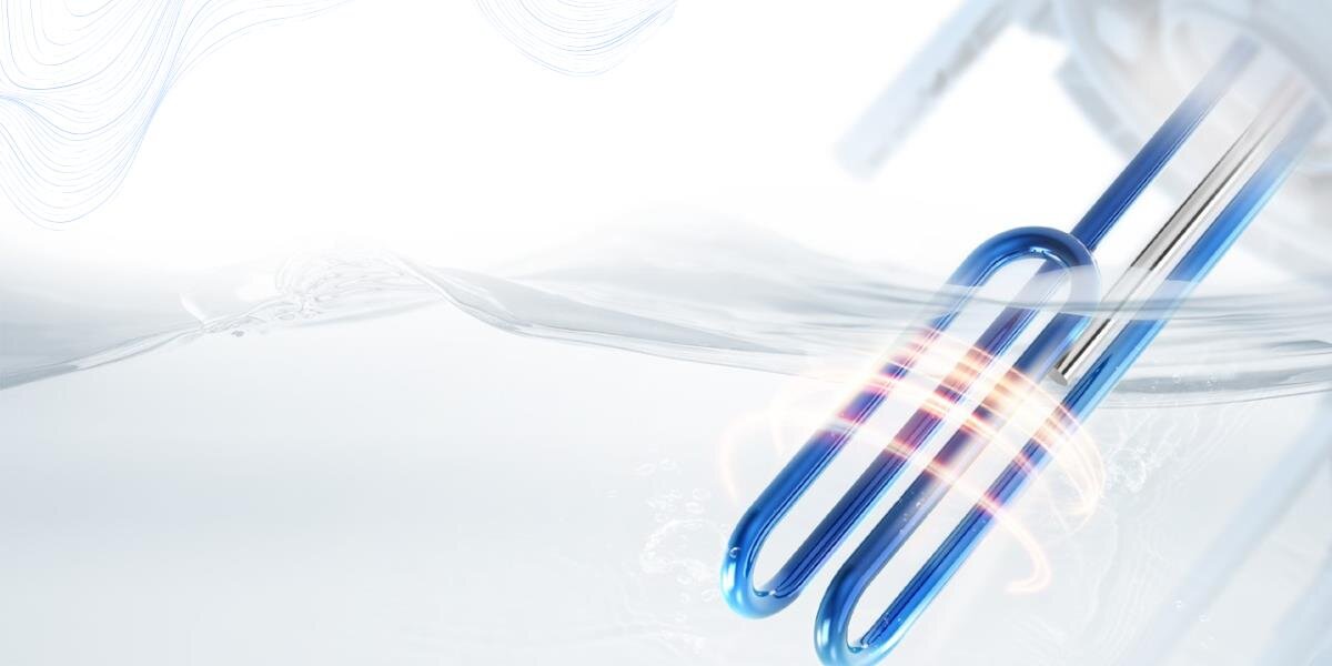 Obraz przedstawia zanurzoną w wodzie niebieską grzałkę elektryczną z efektem świetlnym wokół niej. Tło jest jasne i rozmyte.