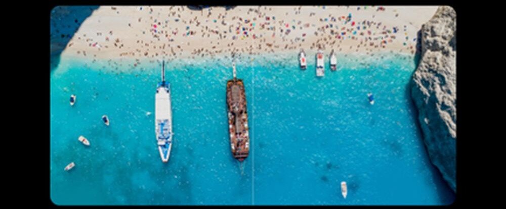 XIAOMI Mi TV Stick 2nd Gen czterordzeniowy procesor, Wi-Fi, Bluetooth, płynne działanie, kadr wybrzeża z lotu ptaka