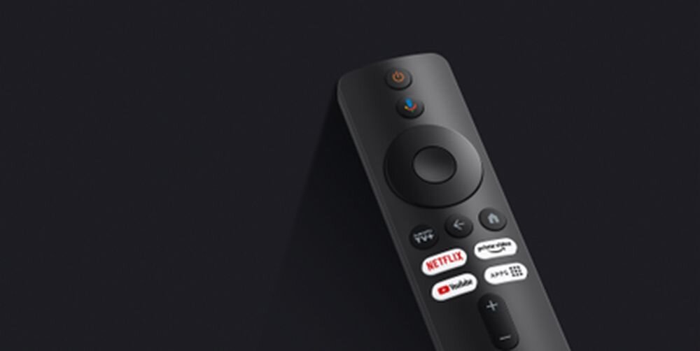 XIAOMI Mi TV Stick 2nd Gen pilot Bluetooth, przyciski skrótów, sterowanie głosowe, pilot po skosie na ciemnym tle