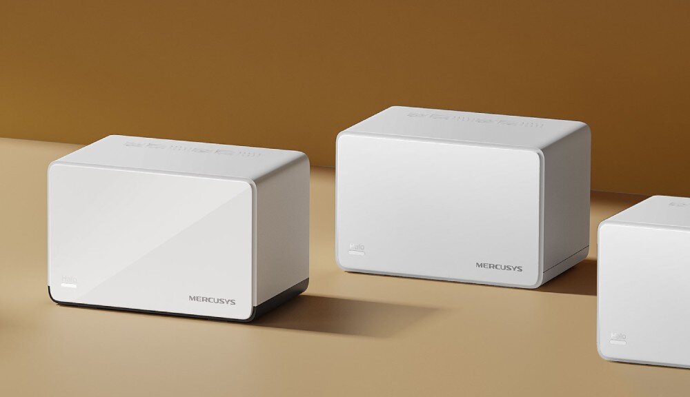 Router MERCUSYS Halo H85X Zbliżenie na trzy białe urządzenia sieciowe stojące na jasnej powierzchni na tle brązowego tła, opis