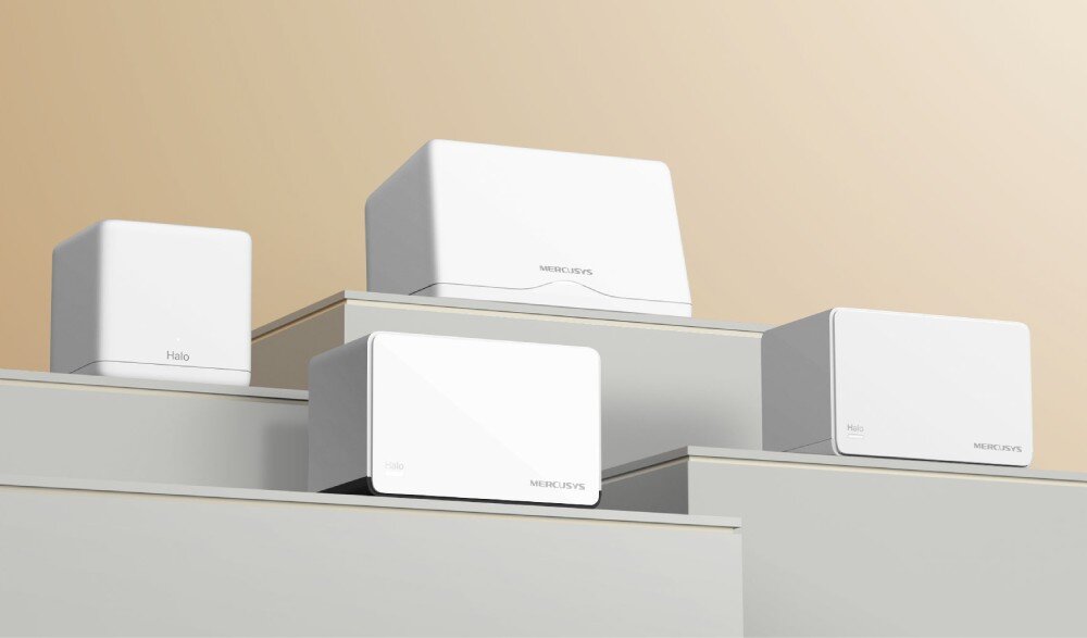 Router MERCUSYS Halo H85X Cztery białe urządzenia sieciowe o różnym kształcie stoją na różnych poziomach jasnej półki na tle beżowej ściany