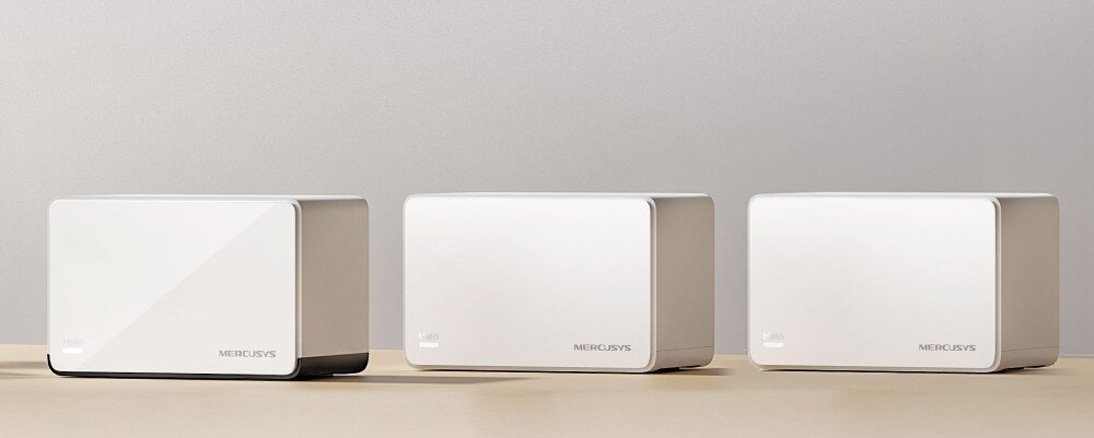 Router MERCUSYS Halo H85X Trzy białe urządzenia sieciowe ustawione w równym rzędzie na jasnej powierzchni na tle szarej ściany, zestaw, prędkość, pasma