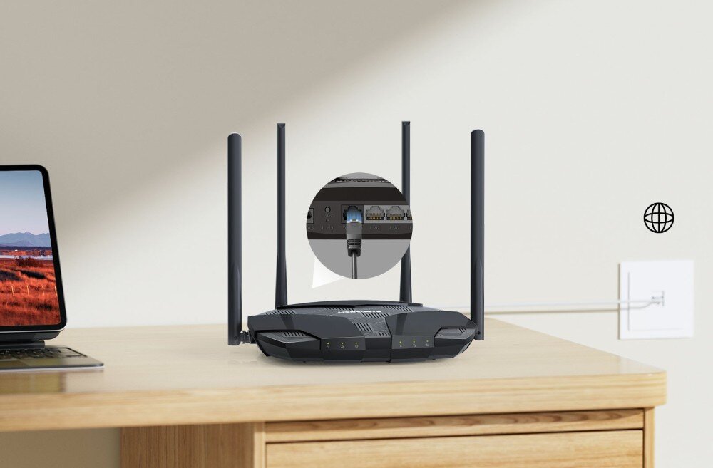 Router MERCUSYS MB235-4G Router ustawiony na biurku obok laptopa z widocznym połączeniem przewodowym prowadzącym do gniazdka ściennego, port Ethernet, działanie
