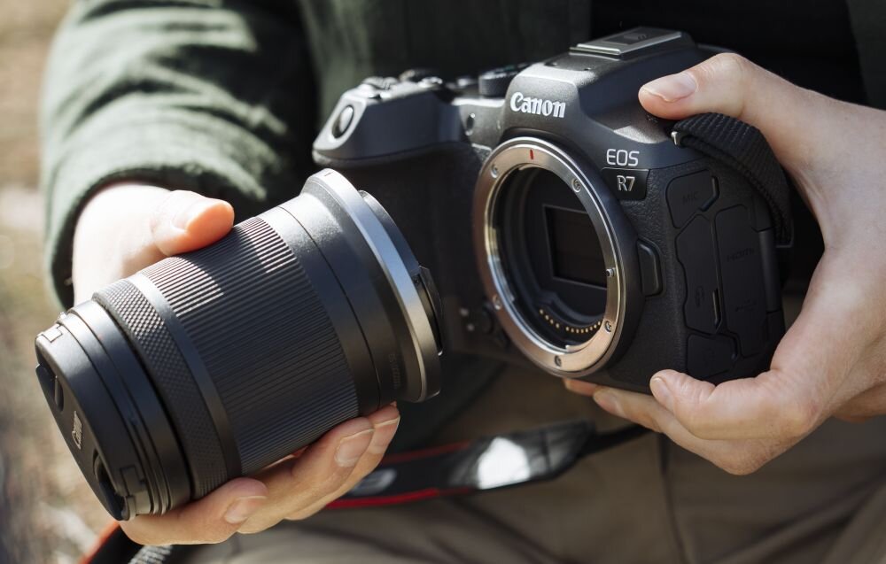 Aparat CANON EOS R7 zdjęcia obiektyw ekran wizjer ogniskowa przysłona migawka obudowa bateria zasilanie filmy nagrywanie rozdzielczość matryca rozmiar przekątna tryby iso montaż lampa światło przyciski sterowanie menu kontrast jasność balans bieli filtry cmos karta pliki format zapis seria