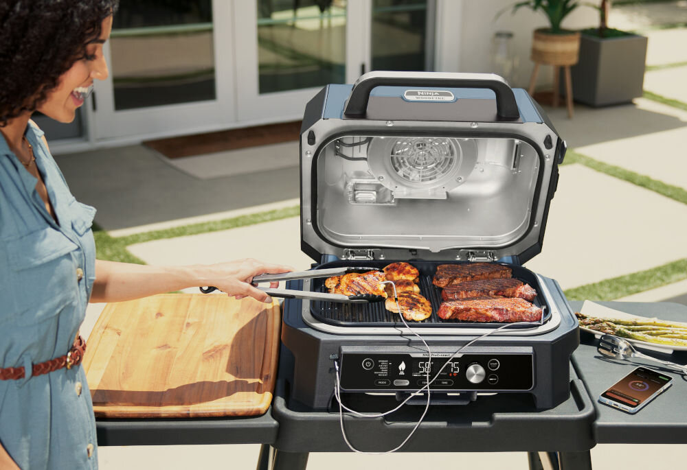 Grill elektryczny NINJA OG901EU Woodfire Pro Connect XL wymiary idealne rozwiązanie miłośnicy grillowania funkcja grillowania wędzenia smażenia na powietrzu pieczenia pełna kontrola nad gotowaniem aplikacja mobilna 