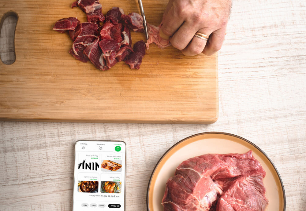 Grill elektryczny NINJA OG901EU Woodfire Pro Connect XL aplikacja Android IOS śledzenie każdego kroku gotowanie na żywo wybór programu minitorowanie temperatury powiadomienie o dodaniu składników obrócenie potraw system smart cook idealnie przygotowane dania relaks dostęp do przepisów sopersonalizowane sugestie zdrowe pyszne posiłki 