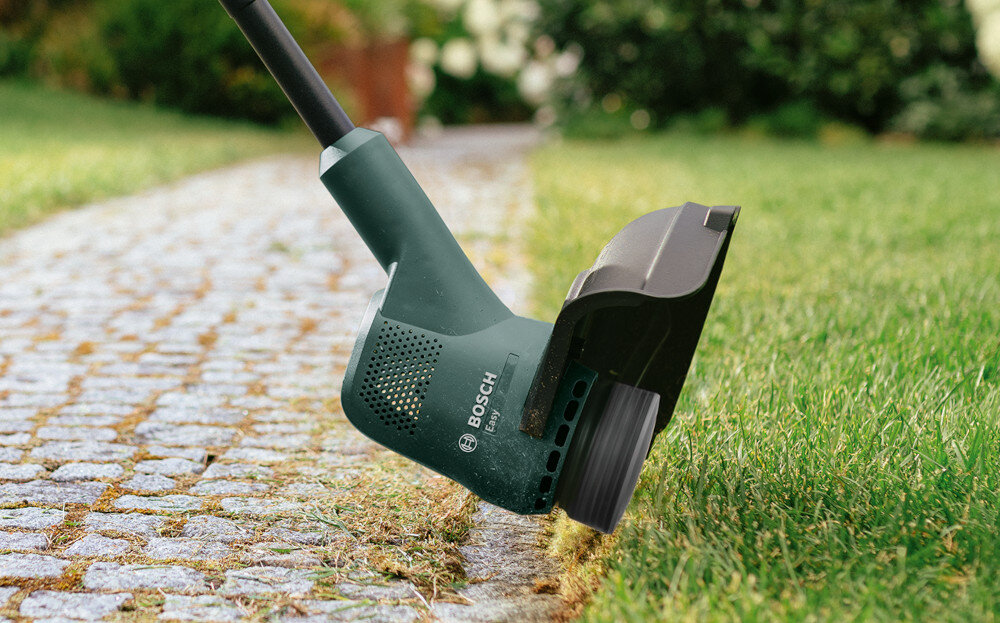 Podkaszarka akumulatorowa BBOSCH GrassCut 18V-26-500 funkcja podkaszania w poziomie i pionie kat pracy +/- 90 stopni zmiana funkcji przycisk na gornym uchwycie nacisnac guzik obrocic narzedzie glowica utawiona w pozycji do podkaszania krawedzi