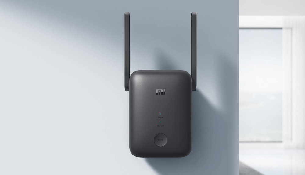 Czarny wzmacniacz sieciowy z dwoma antenami, na którym widoczne jest logo \'mi\'. Urządzenie ma kilka wskaźników LED i przycisk na przednim panelu.