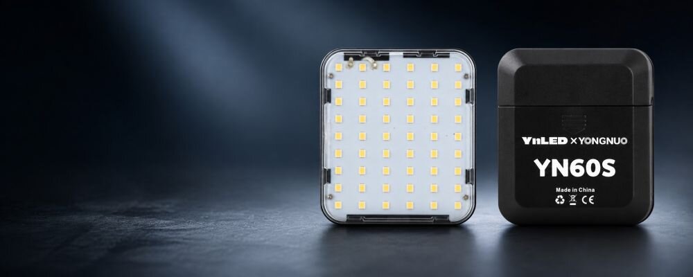 Lampa LED Yongnuo YN60S - WB (5600 K), czarna pokazana z przodu i z tyłu na ciemnym tle