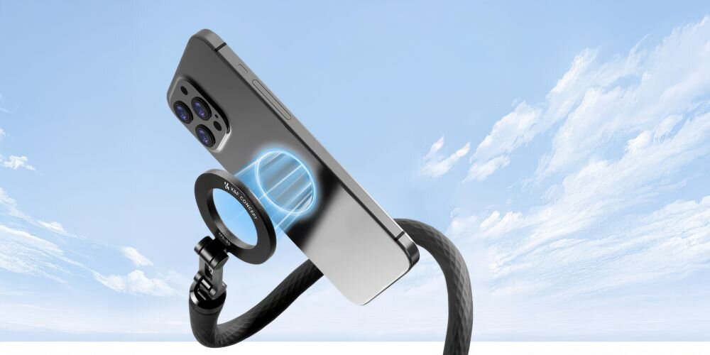 Telefon zbliżający się do uchwyty elastycznego K&F Concept MS35 na tle grafiki niebieskiego nieba z białymi obłoczkami