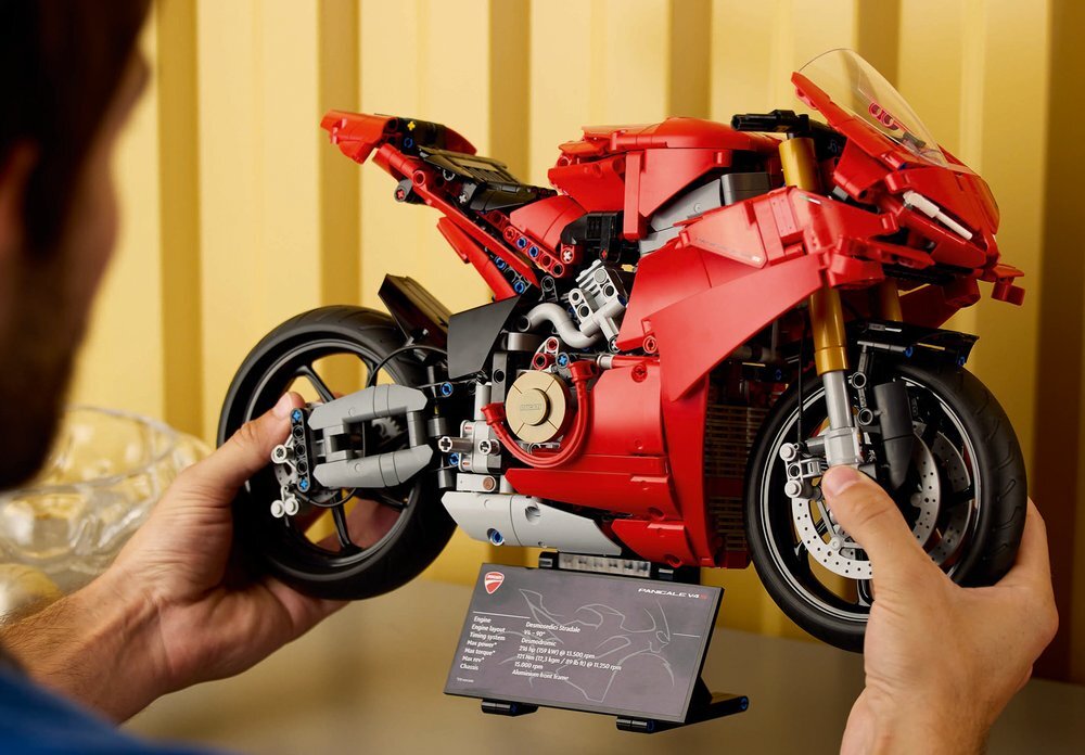 LEGO 42202 Technic Motocykl Ducati Panigale V4 S  ustawiany na podstawce  