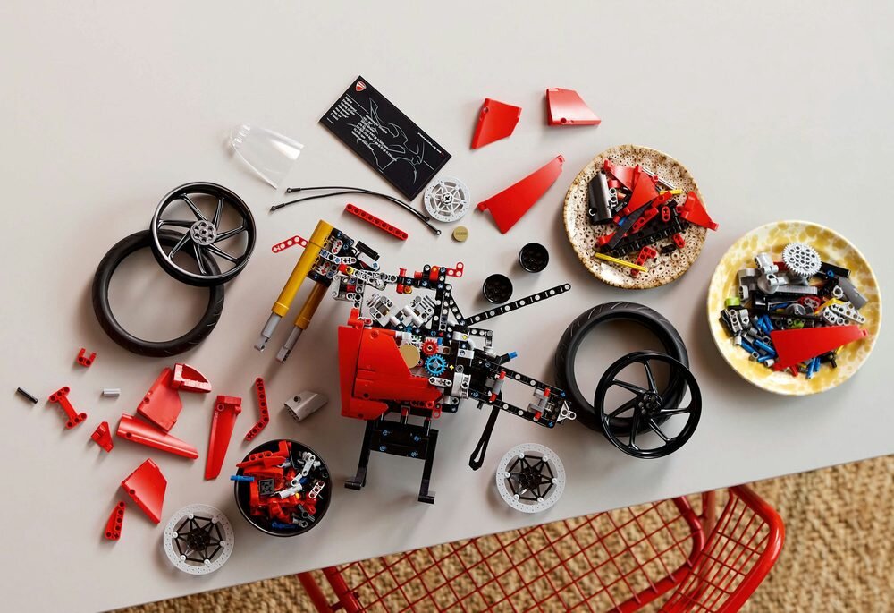 LEGO 42202 Technic Motocykl Ducati Panigale V4 S  elementy  