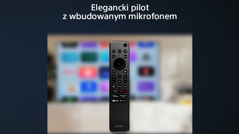Na obrazie widoczny jest elegancki pilot z wbudowanym mikrofonem, na tle rozmytego ekranu telewizora. Na górze obrazu znajduje się tekst: \'Elegancki pilot z wbudowanym mikrofonem\'.