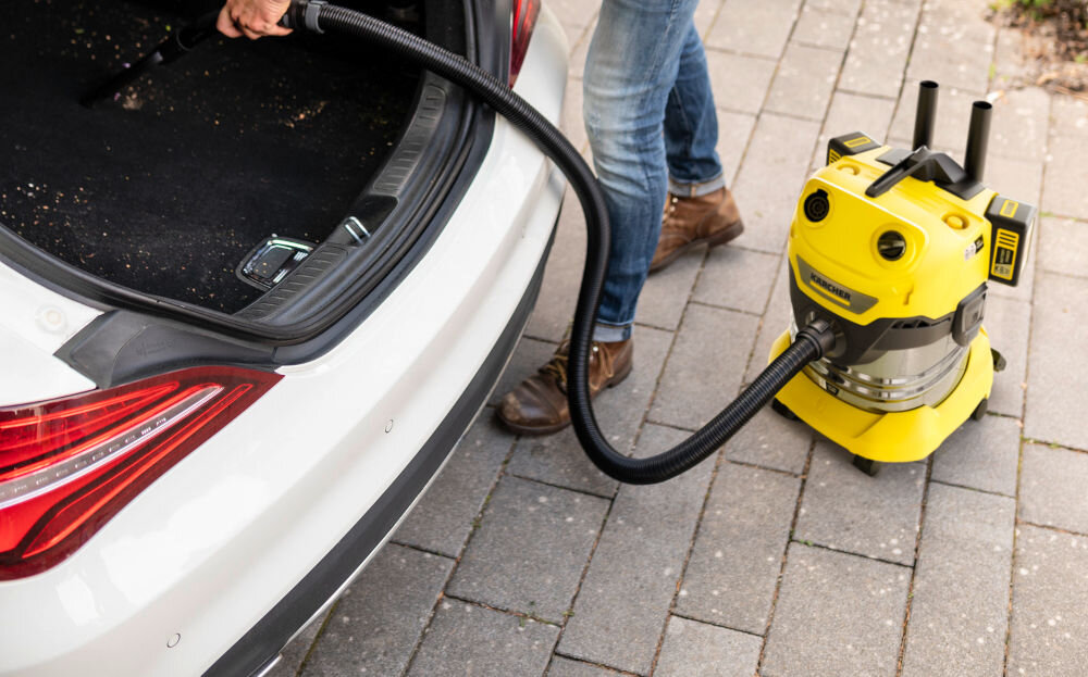 Odkurzacz KARCHER WD 4-18 S Dual Battery Set V-20/22 1.628-626.0 2 wytrzymały 20-litrowy zbiornik ze stali nierdzewnej różne rodzaje zabrudzeń odporny na uszkodzenia do użytku w wymagających warunkach system Pull & Push szybkie otwieranie i zamykanie fizelinowa torebka filtracyjna efektywna filtracja