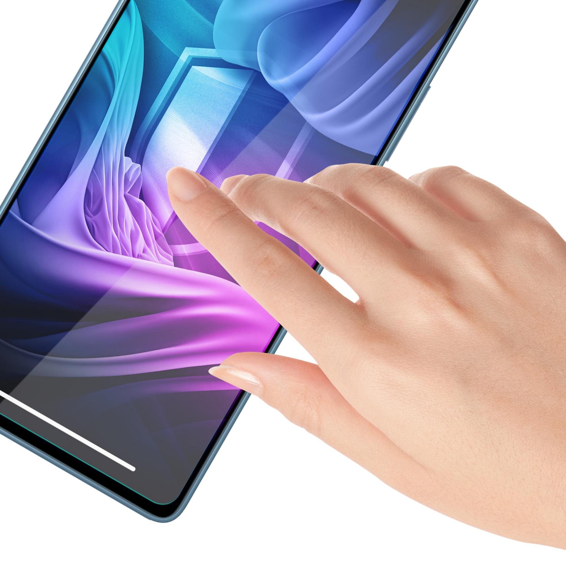 Na obrazie widoczny jest smartfon z kolorowym, abstrakcyjnym tłem na ekranie, dotykany przez dłoń. Ekran wyświetla gradientowe odcienie niebieskiego i fioletowego.