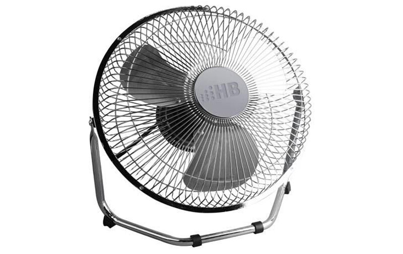 Wentylator z trzema łopatkami osłoniętymi metalową siatką, z widocznym logo \'HB\' na środku. Urządzenie posiada metalową podstawę.