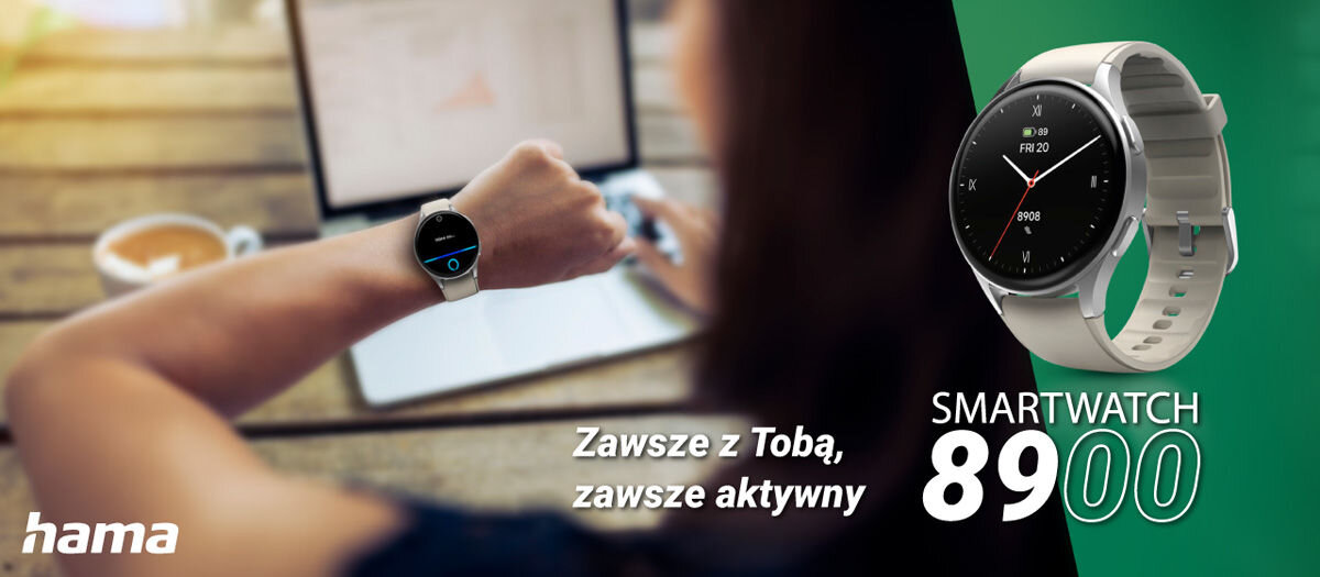 Osoba siedzi przy biurku z laptopem, nosząc smartwatch na nadgarstku. Obok widoczny jest powiększony obraz smartwatcha z tekstem: \'Zawsze z Tobą, zawsze aktywny SMARTWATCH 8900\', oraz logo \'hama\'.