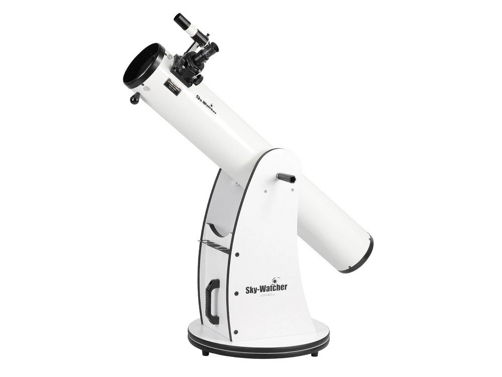 Na obrazie widoczny jest biały teleskop na montażu Dobsona z napisem \'Sky-Watcher\' na podstawie. Teleskop ma czarny okular i elementy wykończenia.