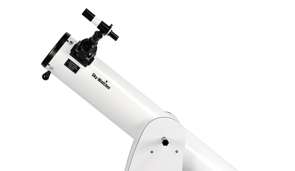 Biały teleskop z czarnymi elementami, na tubie widoczne jest logo \'Sky-Watcher\'.