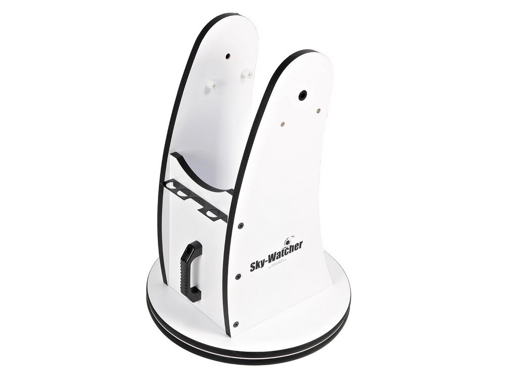 Biała podstawa teleskopu z czarnymi elementami, na której widnieje logo \'Sky-Watcher\'.
