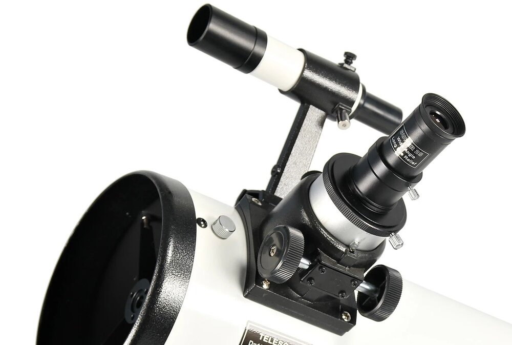 Zbliżenie na teleskop z widocznym okularowym wyciągiem i celownikiem. Na teleskopie znajduje się napis: \'TELESCOPE D=150mm F=1200mm\'.