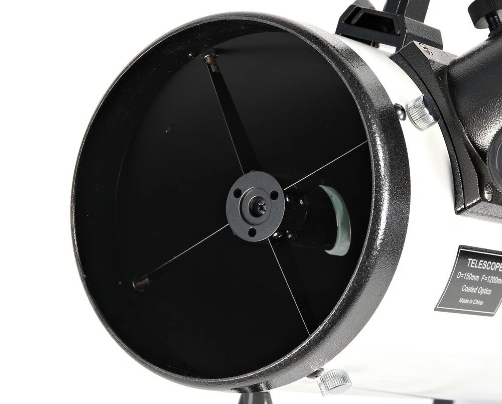 Obraz przedstawia przednią część teleskopu z widocznym lustrem i mocowaniami. Na boku znajduje się tabliczka z napisem: \'TELESCOPE D=150mm F=1200mm Coated Optics Made in China\'.