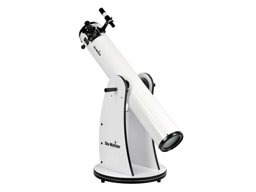 Na obrazie widoczny jest biały teleskop na montażu Dobsona z napisem \'Sky-Watcher\'. Teleskop ma cylindryczny kształt i jest ustawiony na białej podstawie z czarnymi elementami.