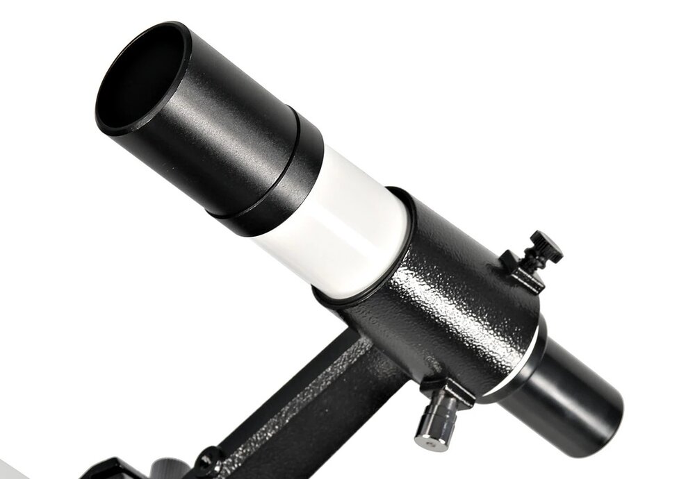 Czarny teleskop z białym elementem, posiadający regulowane pokrętła. Powierzchnia jest błyszcząca i metaliczna.