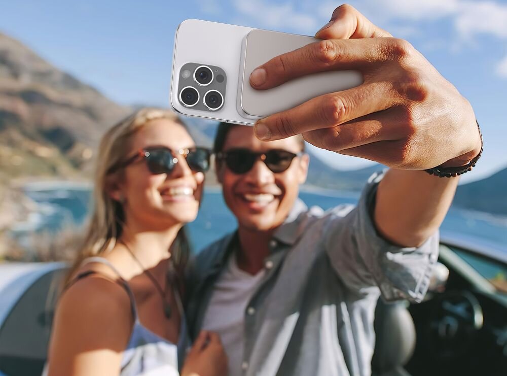 CELLLINE MagSafe MagSafe i Qi2 bezprzewodowe ładowanie do 15 W magnesom iPhone powerbank przyczepiony do telefonu w tle samochód i ludzie