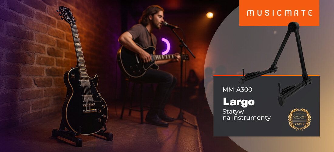 Statyw gitarowy MUSICMATE MM-A300 Largo stabilny stojak do gitary akustycznej i elektrycznej, osoba siedząca na krześle z gitarą w ręku