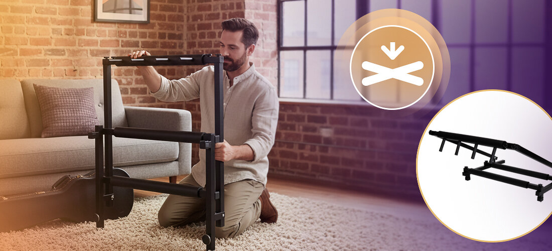 Statyw gitarowy MUSICMATE MM-AG80 Tenuto pianka ochronna antypoślizgowe nóżki bezpieczeństwo instrumentów, osoba rozkładająca statyw w pomieszczeniu