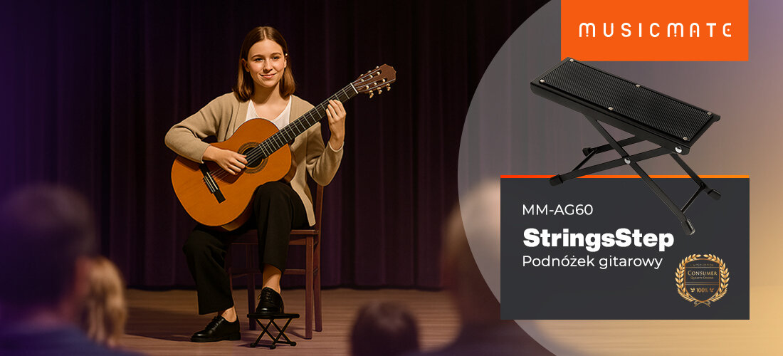 Podnóżek gitarowy MUSICMATE MM-AG60 StringsStep ergonomia równowaga spokój komfort gry, osoba siedząca na scenie na krześle z gitarą w ręku oraz podnóżkiem pod stopą