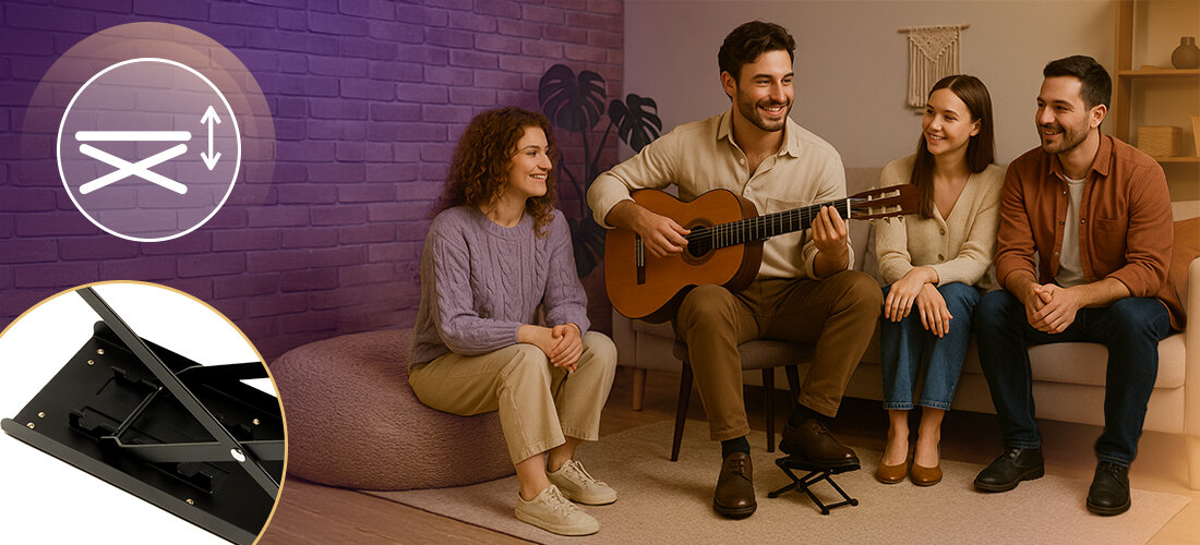 Podnóżek gitarowy MUSICMATE MM-AG60 StringsStep wygoda stabilność regulacja antypoślizgowa powierzchnia, osoby siedzące na kanapie , osoba z gitarą w rękach i podnóżkiem pod stopą