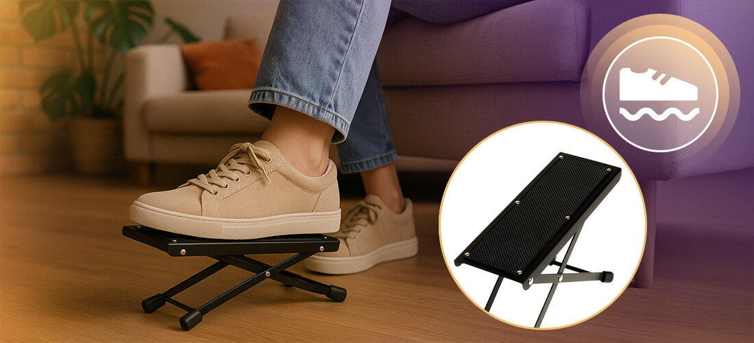 Podnóżek gitarowy MUSICMATE MM-AG60 StringsStep regulowana wysokość ergonomia komfort gry, osoba siedząca na kanapie z podnóżkiem pod stopą