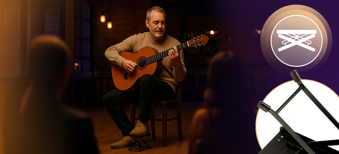 Podnóżek gitarowy MUSICMATE MM-AG60 StringsStep stabilność komfort antypoślizgowa powierzchnia, osoba siedząca na krześle z gitarą w ręku oraz ponóżkiem pod stopą