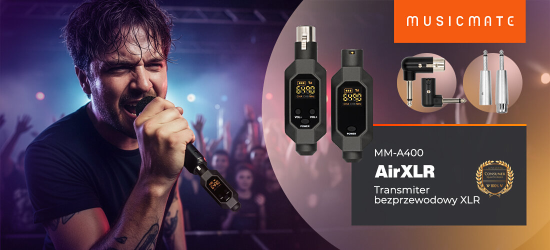 Transmiter bezprzewodowy MUSICMATE MM-A400 AirXLR przekaz dźwięku bez kabli mobilne nagłośnienie, osoba trzymająca mikrofon z podpietym transmiterem w ręku