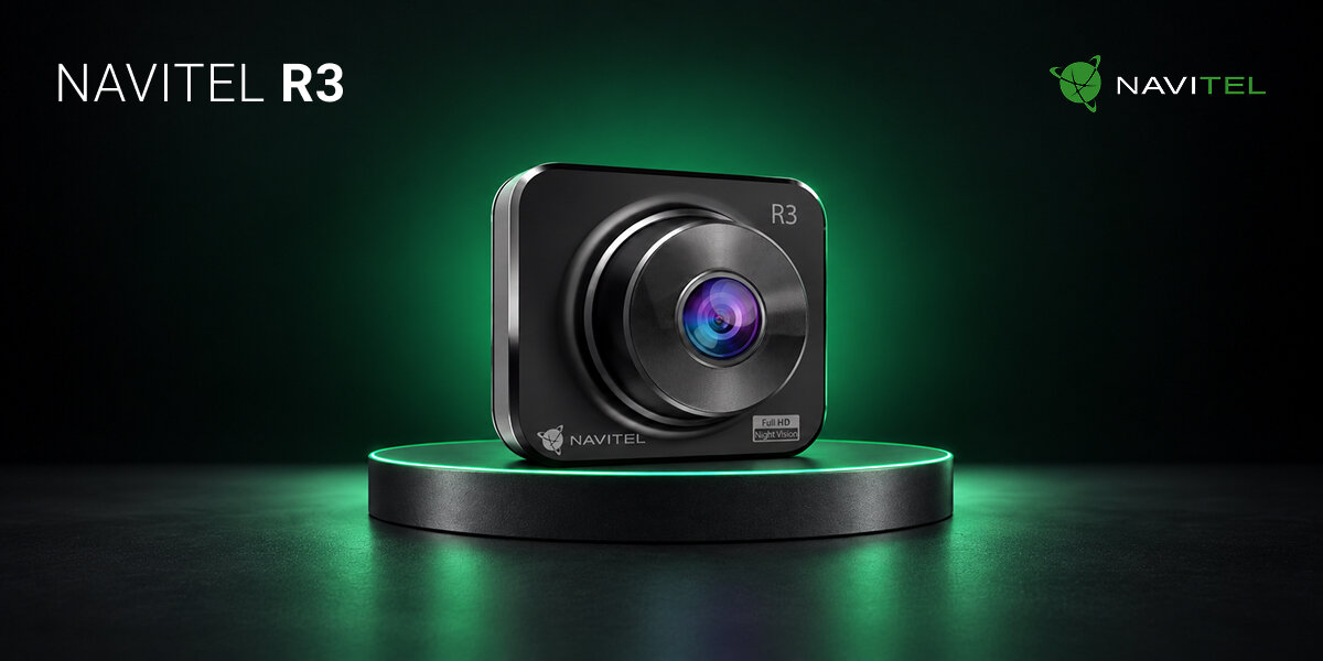 NAVITEL R3 -  rejestrator jazdy z dużym obiektywem umieszczony na okrągłym podium z podświetleniem