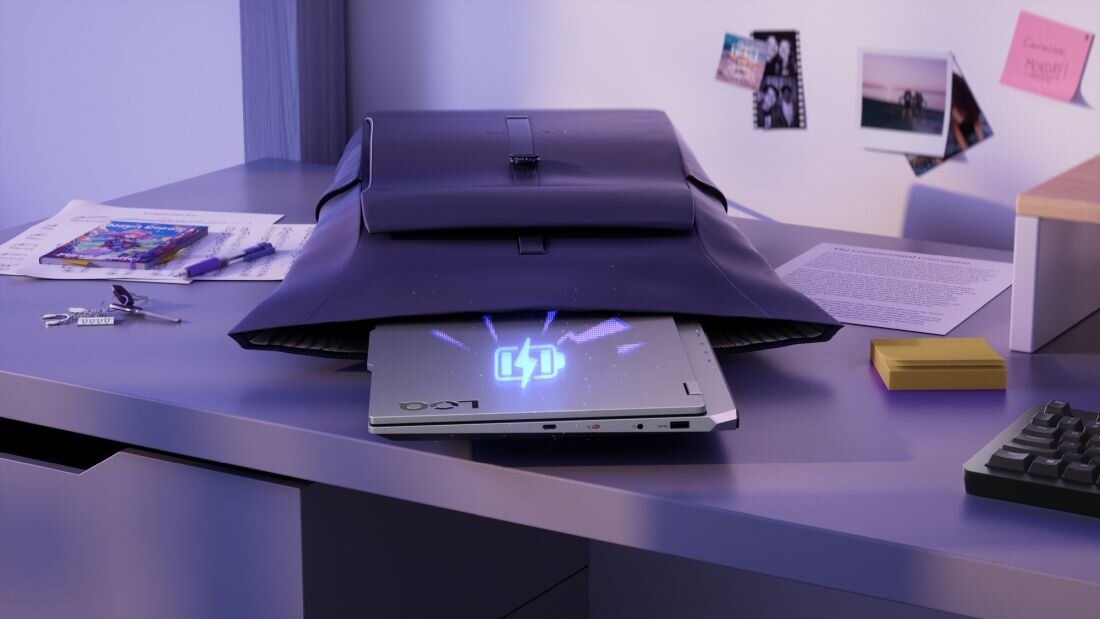 Laptop LENOVO LOQ w srebrnej obudowie na aluminiowym stojaku z niebieskim podświetleniem, holograficzna ikona baterii z piorunem nad klawiaturą, długi czas pracy 60 Wh - Bateria litowo-jonowa 60 Wh