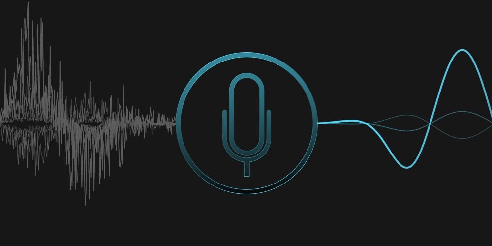 Ikona mikrofonu w niebieskim kole z falami dźwiękowymi i wizualizacją szumów przedstawiająca technologię redukcji szumów audio na czarnym tle - Dwukierunkowa redukcja szumów AI