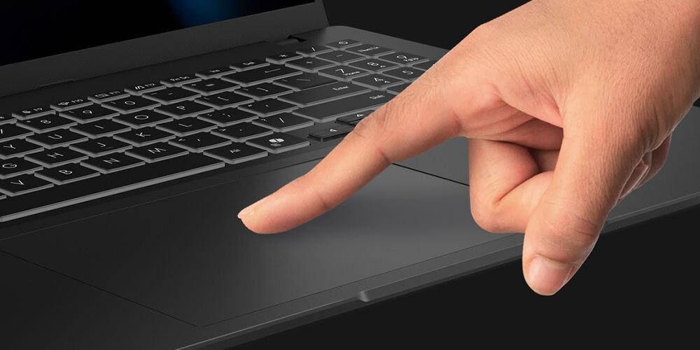 Dłoń korzystająca z szarego touchpada laptopa ASUS przy czarnej klawiaturze z efektami świetlnymi na ciemnym tle - Wszechstronna łączność USB HDMI