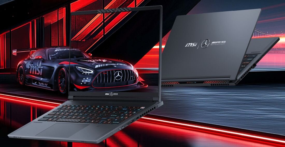  MSI Stealth gaming laptops z logotypami Mercedes-AMG i MSI na tle samochodów wyścigowych GT z czerwonymi światłami LED i efektami prędkości, prezentującym dwa modele w kolorach srebrnym i czarnym z podświetlaną klawiaturą, systemem chłodzenia Cooler Boost 5 i designem motorsport dla profesjonalnego gamingu 