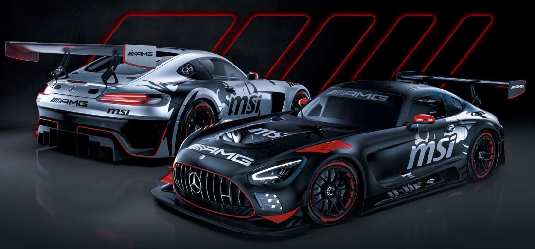 MSI Stealth gaming laptops z logotypami Mercedes-AMG i MSI na tle samochodów wyścigowych GT z czerwonymi światłami LED i efektami prędkości, prezentującym dwa modele w kolorach srebrnym i czarnym z podświetlaną klawiaturą, systemem chłodzenia Cooler Boost 5 i designem motorsport dla profesjonalnego gamingu - Opis serii Stealth 