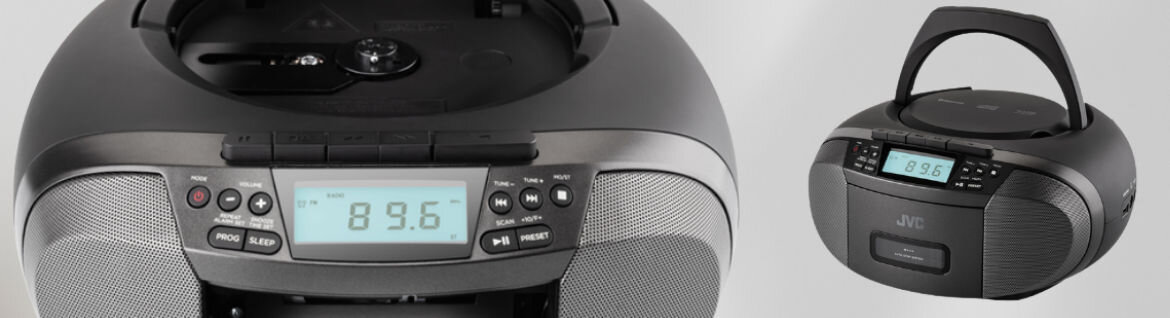 Radioodtwarzacz JVC Bluetooth 5.3 bez kabli podcast muzyka komfort, urzadzenie na po skosie na szarym tle