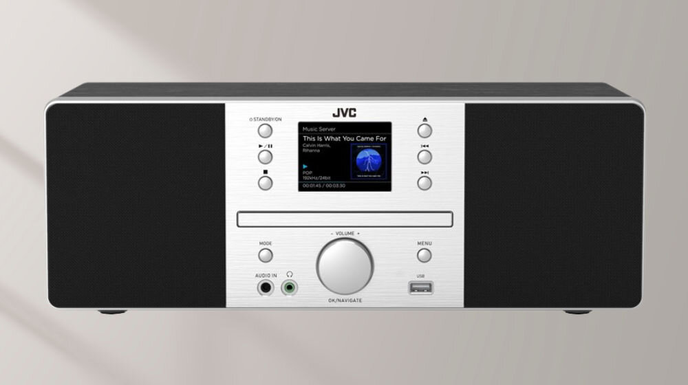 Wieża JVC RD-E874B z Bluetooth, USB, AUX IN i odtwarzaczem CD, ręka wkładająca płytę cd do cd-romu