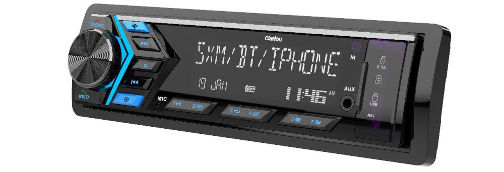 Clarion P17 radio samochodowe RCA DSP XBASS VarioColor sterowanie dźwiękiem, radio po skosie na białym tle